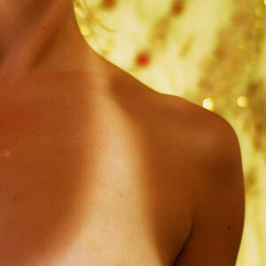 Tan_lines_on_human_female_chest